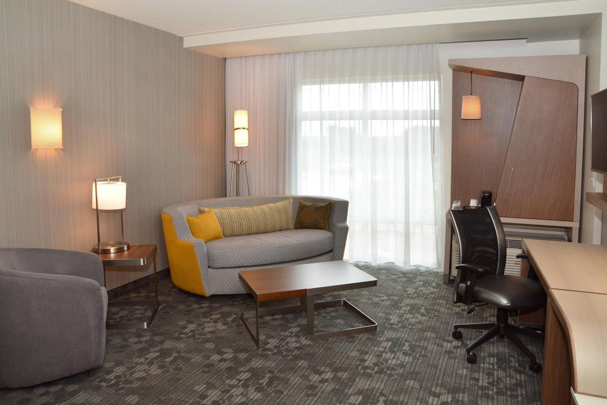 Courtyard By Marriott Youngstown Canfield Exteriér fotografie
